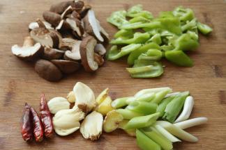 蔬菜全部切小块。