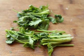 香菜也切段。