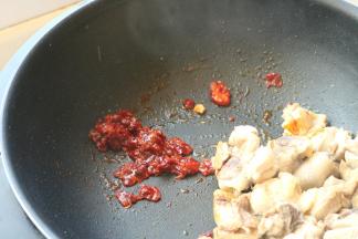 把鸡块拨到一边，用煸炒出来的油炒香郫县豆瓣酱。