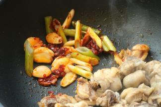 下入葱姜蒜红辣椒继续炒香。