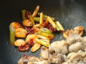 下入葱姜蒜红辣椒继续炒香。