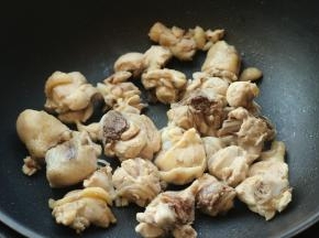 炒锅不放油，下入鸡腿开始煸炒。