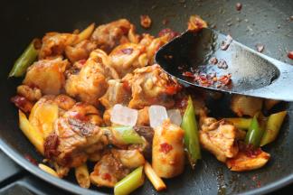 下入冰糖继续翻炒。