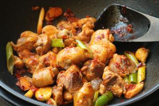 继续煸炒鸡块，炒干水分。