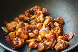 继续煸炒鸡块，炒出香味，如果口味重可酌情加盐。