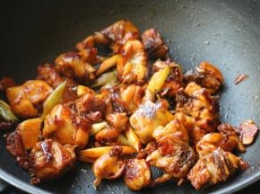 继续煸炒鸡块，炒出香味，如果口味重可酌情加盐。