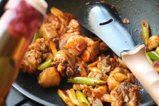 加入适量老抽上色。