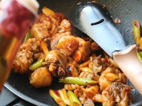 加入适量老抽上色。