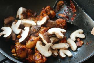 下入香菇继续炒2分钟。