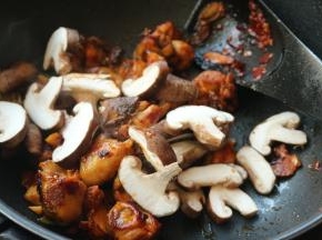 下入香菇继续炒2分钟。