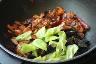 下入木耳和青椒片。