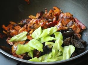 下入木耳和青椒片。