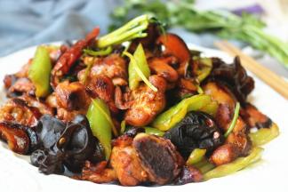 蔬菜全部熟了，这个菜就做好了，成品干干香香的，很好吃。