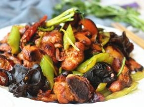 蔬菜全部熟了，这个菜就做好了，成品干干香香的，很好吃。