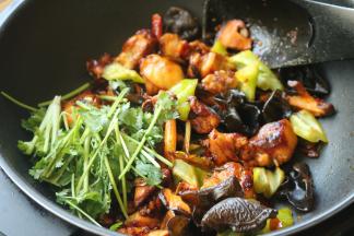 最后下入香菜段。