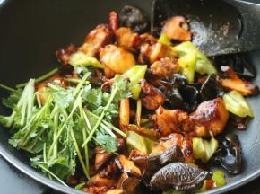 最后下入香菜段。