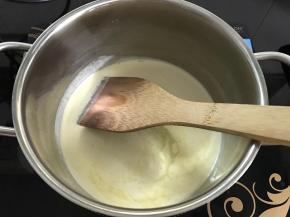 把淡奶油、白砂糖、水饴放在锅中。