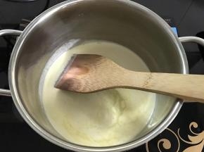 把淡奶油、白砂糖、水饴放在锅中。