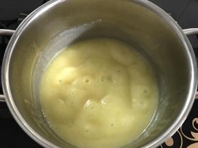 中火煮开后转小火一边煮一边搅拌慢慢煮到浓稠。