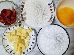 准备食材，借口敲再碗里我用筷子打散备用。