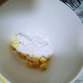 黄油放在一个比较深的容器里，加入糖粉。