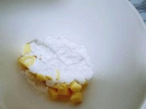 黄油放在一个比较深的容器里，加入糖粉。