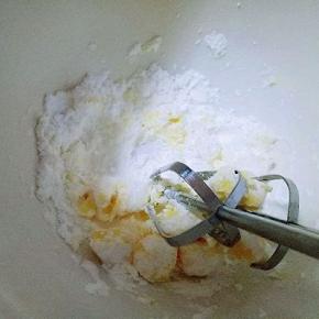 用电动打蛋器稍作搅拌，避免启动电动打蛋器时糖粉飘起来。