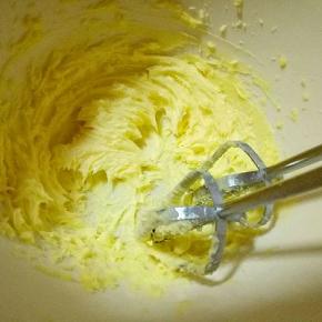 启动电动打蛋器，中速打黄油，打至体积膨大。