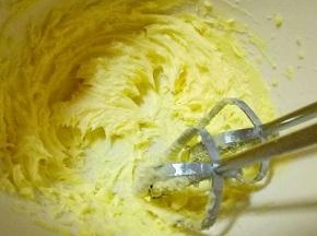 启动电动打蛋器，中速打黄油，打至体积膨大。