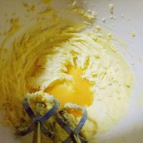 加入一半蛋液，继续电动打蛋器打至蛋液个黄油融合，看不到蛋液，之后把剩余的蛋液全部加入，打至看不到蛋液为止。