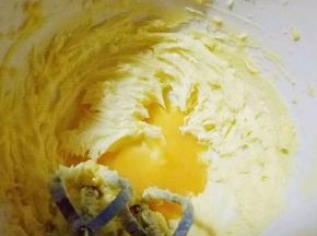 加入一半蛋液，继续电动打蛋器打至蛋液个黄油融合，看不到蛋液，之后把剩余的蛋液全部加入，打至看不到蛋液为止。