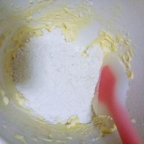 筛入低筋面粉，用硅胶铲搅拌均匀。揉成面团