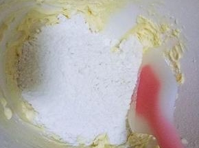 筛入低筋面粉，用硅胶铲搅拌均匀。揉成面团