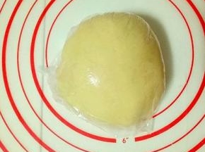 包上保鲜膜醒15分钟。