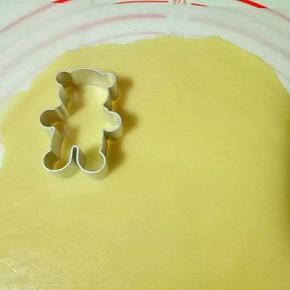 用模具压出小熊形状来。