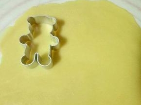 用模具压出小熊形状来。
