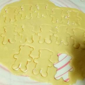 全部压完后，小心得取下小熊，放在铺好的锡纸烤盘中，炒上多余下来的面皮再揉成团重做步骤，依次完成。