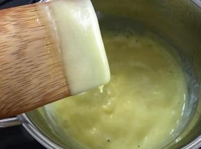 煮到勺子提起能拉出尖角。