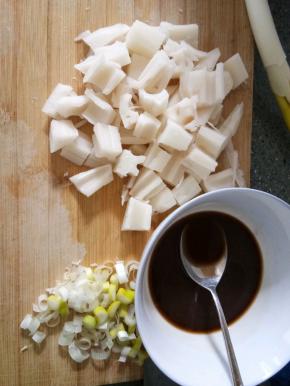 藕洗净去皮切小丁，葱切葱花，盐、糖、生抽、老抽、醋、淀粉加半碗水拌匀备用