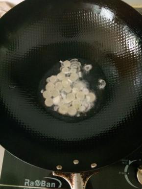 热锅凉油爆香葱花