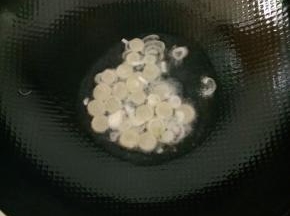 热锅凉油爆香葱花