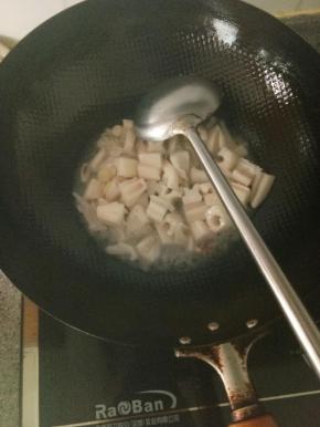 下藕丁翻炒均匀，加入一小碗水，改中火盖锅盖焖大概2分钟