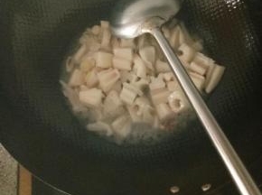 下藕丁翻炒均匀，加入一小碗水，改中火盖锅盖焖大概2分钟