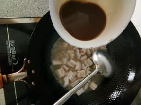 倒入1的酱汁，大火收汁至浓稠即可。