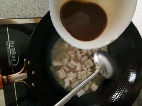 倒入1的酱汁，大火收汁至浓稠即可。