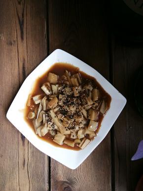 装盘撒熟芝麻开吃