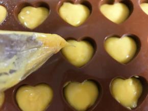 稍凉后放入裱花袋，挤入模具内。