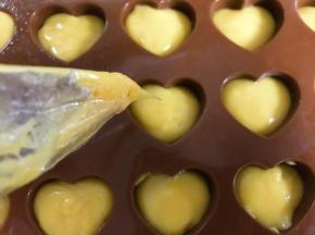 稍凉后放入裱花袋，挤入模具内。