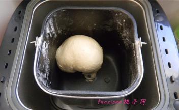 将面包原料（黄油除外）放入面包机开始揉面程序；