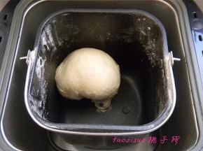 将面包原料（黄油除外）放入面包机开始揉面程序；